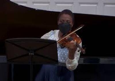 Violin instructor Tai Murray performs at Yale School of Music's convocation
